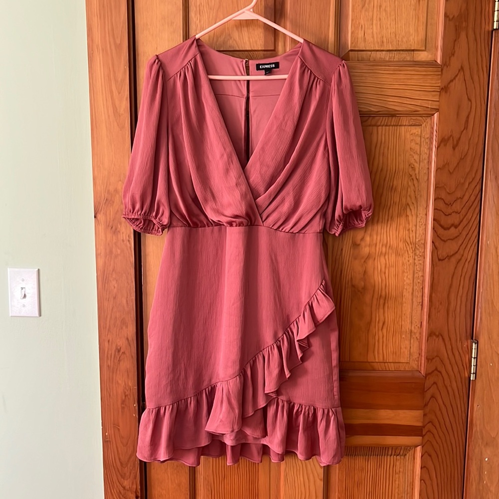 Beautiful feminine mini dress. Great condition.